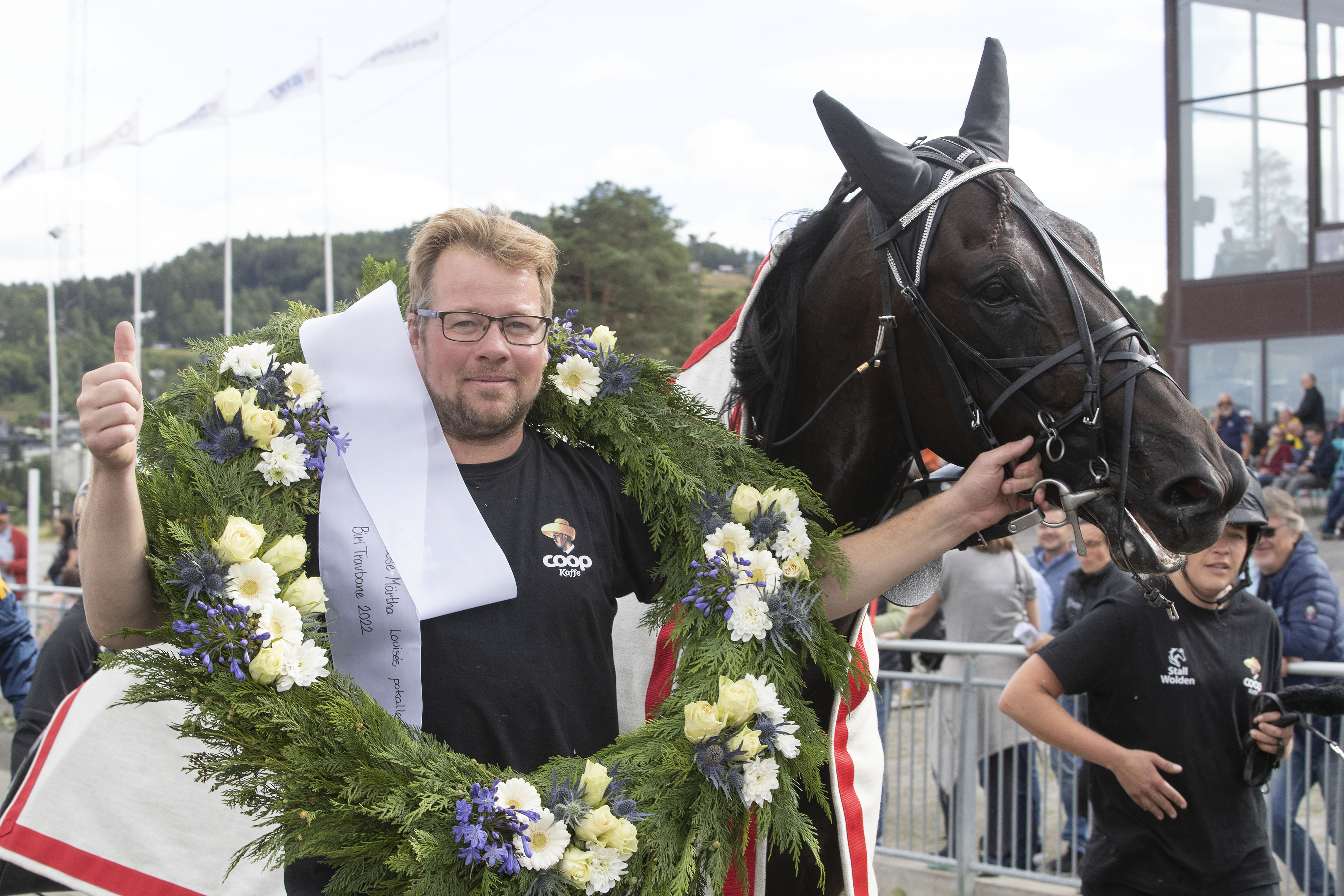 I.D. Forecast og Anders L. Wolden etter seieren i Prinsesse Märtha Louises pokalløp. Foto: hesteguiden.com